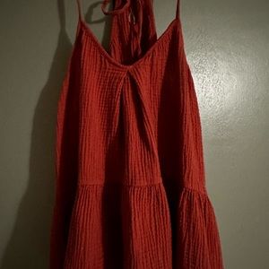 Adjustable tie, swingy top. Size large, brick red.